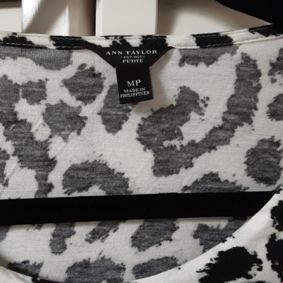 Ann Taylor Black & White animal Print Drapey Gathered detailed Top Medium Petite - Picture 4 of 6